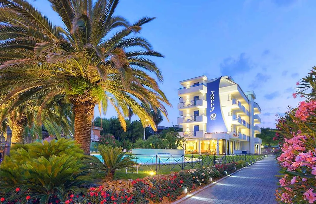 Hotel Jerry - Beachfront & Private Pool-1